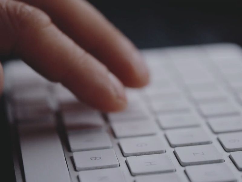 osoba kucka po tastaturi