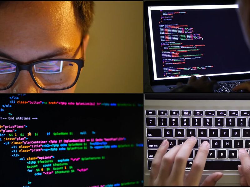 osoba radi kroz kodove na vebsajtu